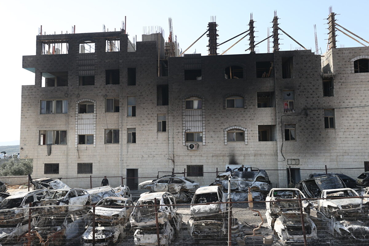 <br>Filistin Kızılayı'ndan yapılan açıklamaya göre, Nablus'a bağlı Zatera beldesinde İsrail güçleriyle yerleşimcilerin silahlı saldırısı sonucu gerçek mermiyle karnından yaralanan 37 yaşındaki Samih Hamdallah Mahmud Aktaş hayatını kaybetti.