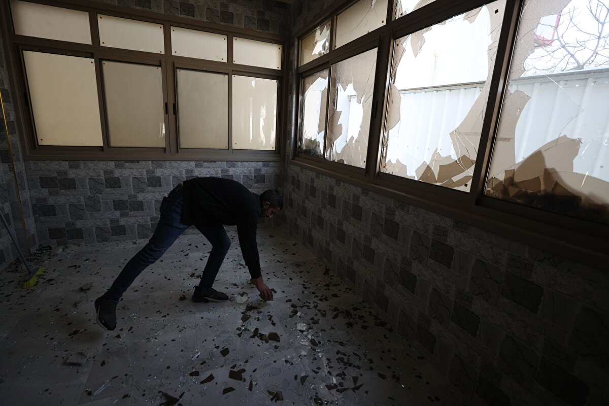 Bölgede görev yapan ambulans ve itfaiye araçlarına taşlı saldırılar düzenlendiği ve araçlarda hasar meydana geldiği aktarıldı.<br>