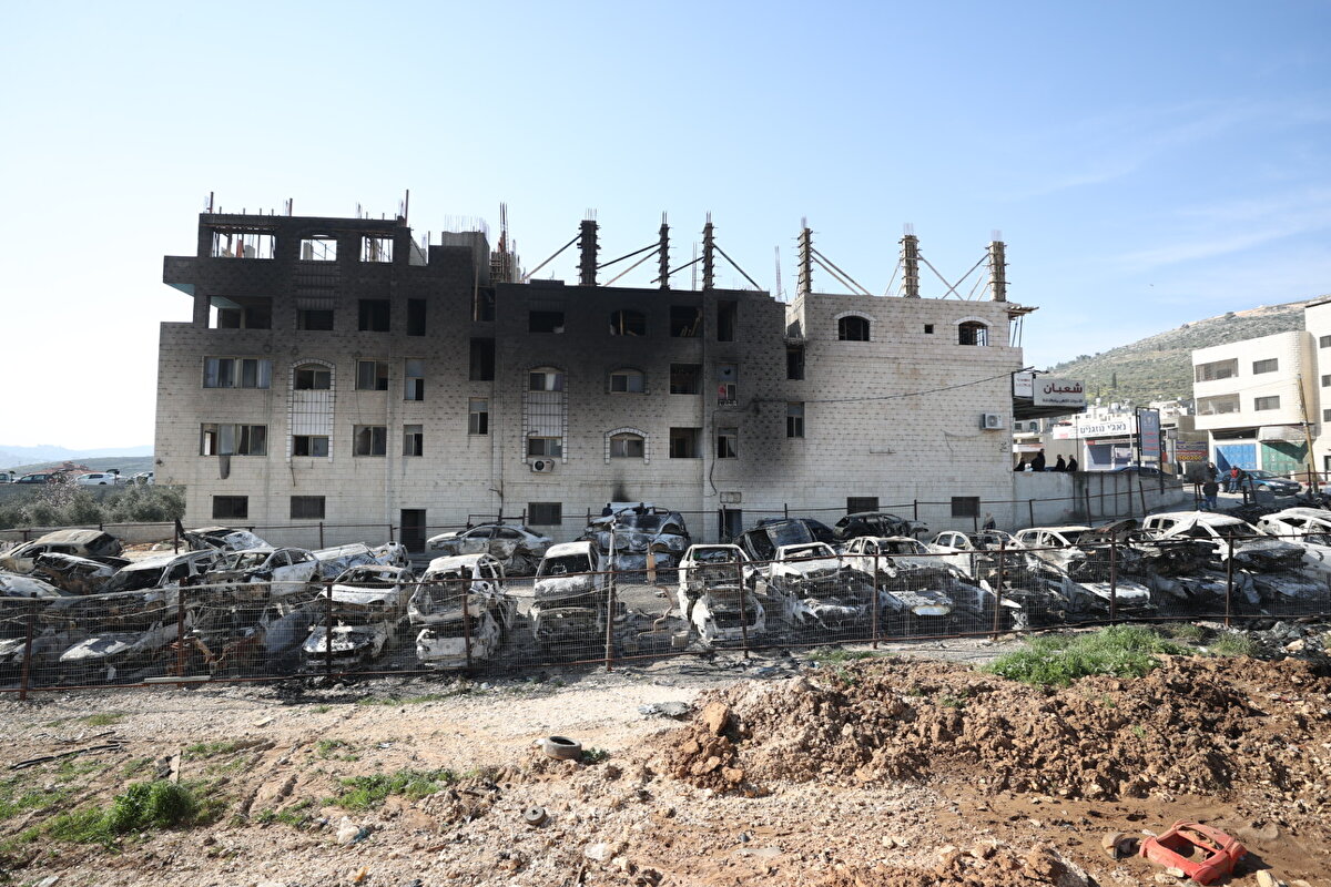 İşgal altındaki Batı Şeria’da özellikle Nablus ve Nablus'a bağlı Huvara ve Burin gibi bölgelerdeki Filistinliler, çevredeki yasa dışı yerleşim birimlerinde yaşayan fanatik Yahudi yerleşimcilerin sık sık hedefi haline geliyor.<br>