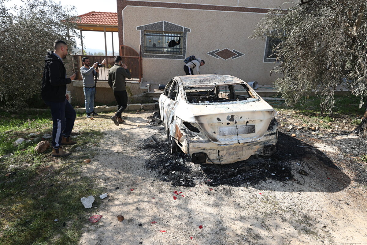 Filistinli sivillere karşı Huvara’da organize saldırılara girişen yerleşimcilere seslenen Netanyahu, şunları kaydetti:<br><br>“Kan kaynadığında bile kanunu kendi elinizle uygulamamanızı rica ediyorum. İsrail ordusu ve güvenlik güçlerinin işlerini yapmalarına izin verilmesini rica ediyorum. Son haftalarda onlarca teröristi hedef aldıklarını, onlarca saldırıyı püskürttüklerini hatırlatırım.”<br><br>