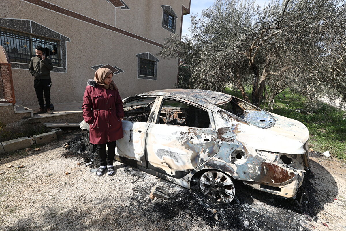 Selfit'in batısındaki Er-Ras bölgesinde tarlasında çalışan bir Filistinli çiftçi de ailesiyle silahlı Yahudi yerleşimci bir grubun saldırısına uğramıştı.<br><br>Huvara beldesinde bugün bir araca düzenlenen silahlı saldırıda 2 Yahudi yerleşimci öldürülmüştü.<br>