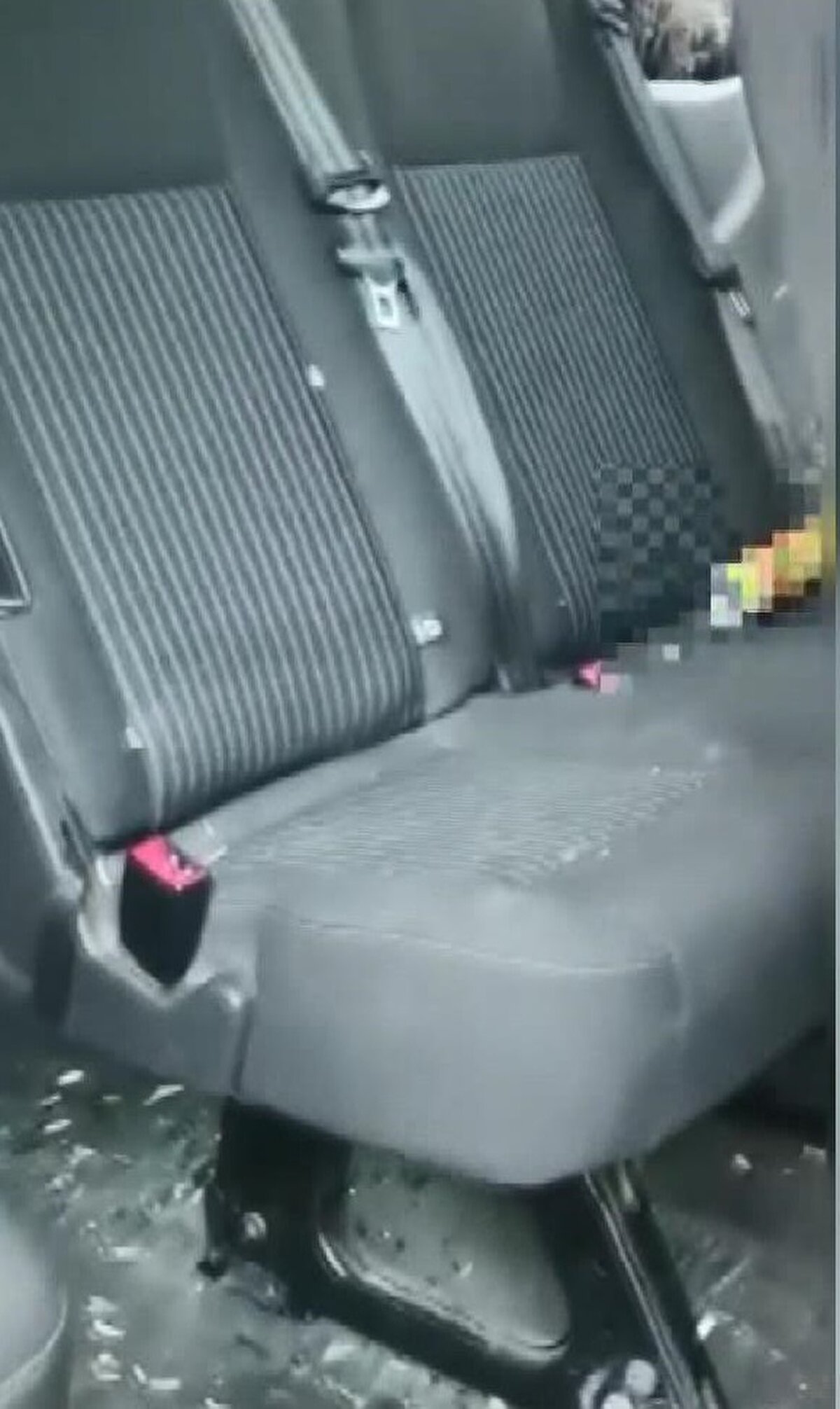 Olaydan günler önce bir site sakininin, cep telefonu kamerasıyla camları kırık kapısı açık minibüsü çekerek, 'Bu aracı yakabilirler' uyarısı yaptığı video kaydını site yönetimine gönderdiği öğrenildi. Görüntülerde, minibüsün içindeki sigara izmaritleri ve boş içki şişeleri görülüyor. Minibüsteki yangın bir başka site sakini tarafından cep telefonu kamerasıyla görüntülendi.<br><br>