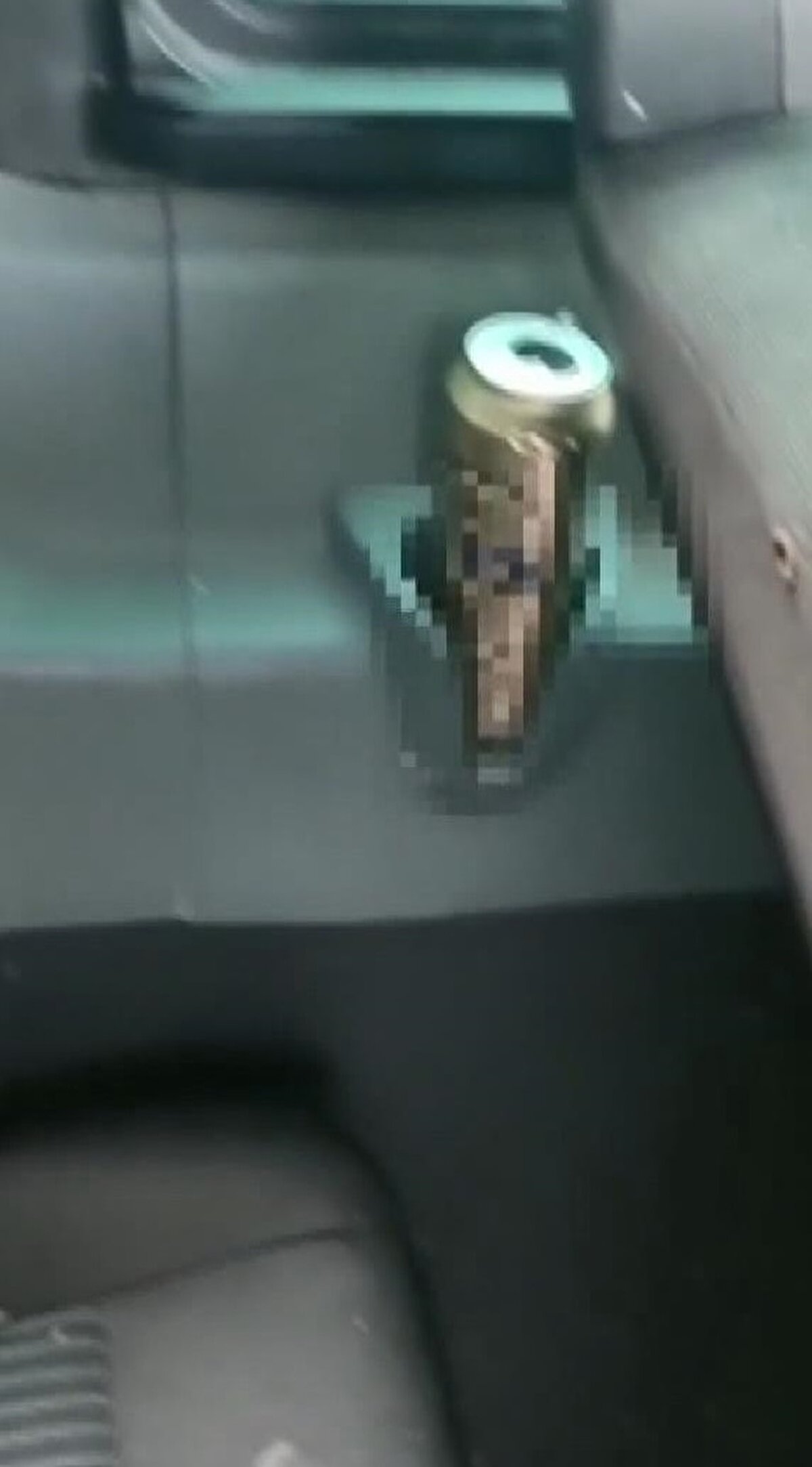 Yanan karavanın sahibi Deniz Metin, "Akşam saatlerinde karavanım park halindeyken, yan tarafındaki minibüs alev aldı. Benim karavanımla birlikte üç araç tamamen yanarak, kül oldu. Camı kırık minibüs üç yıldır yerinden hiç hareket etmedi. Site yönetimi de daha önce bu konuyla ilgili minibüsün sahibine uyarı yaptı, hatta polise ihbar edildi. Suç teşkil etmediği için minibüsün buradan çıkartılamayacağı söylendi. Sonuçta maalesef böyle bir olaya neden oldu. Yani en azından başka insanların da bu şekilde canlarının yanmaması adına başı boş araçlarla ilgili bir düzenlemeye gidilmesi, bizim gibi güvenlik olan sitelerde önlem alınması gerektiğini düşünüyorum" dedi.<br><br>