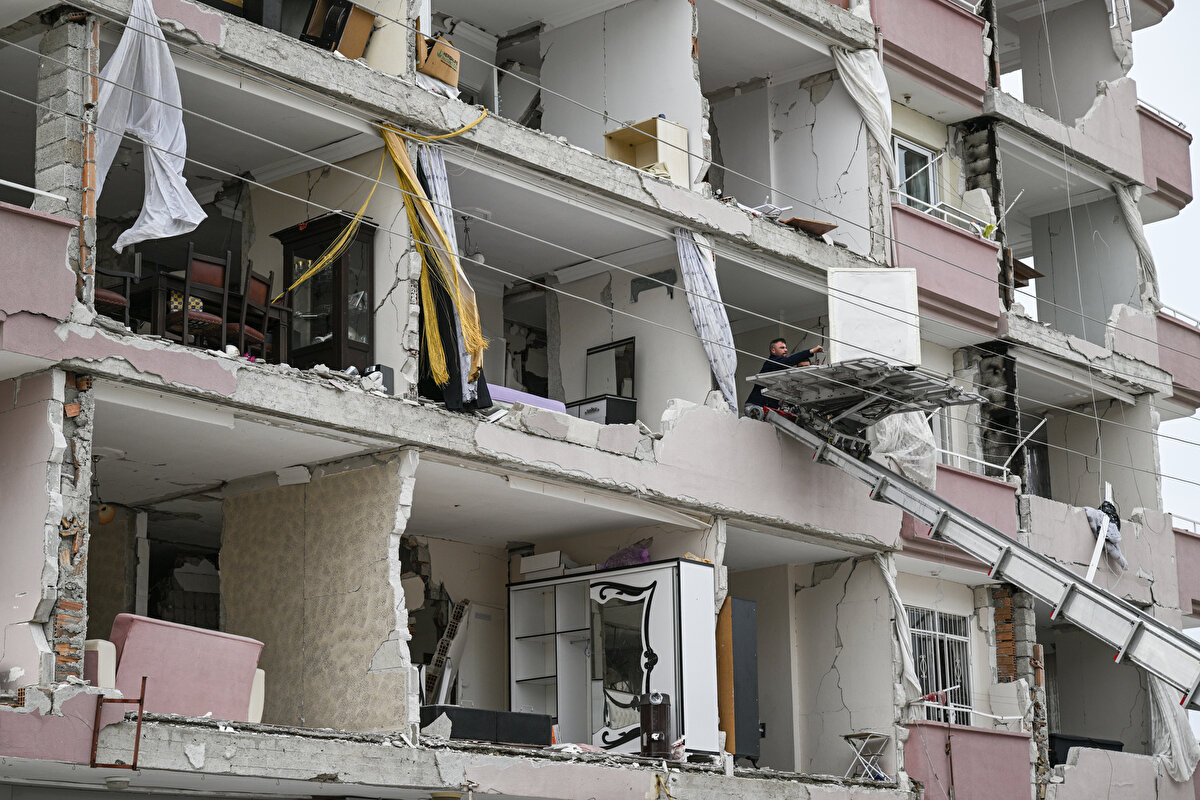Ağır hasar alan binaya "Evimiz yıkıldı, hayallerimiz değil" yazdığını belirten Binkay, "Hayallerimizi gerçekleştireceğiz. İyi günler yaşayacağız. Sadece sabredelim, şükredelim. Hayallerimiz her zaman gerçek, yaşanacak." diye konuştu.<br>