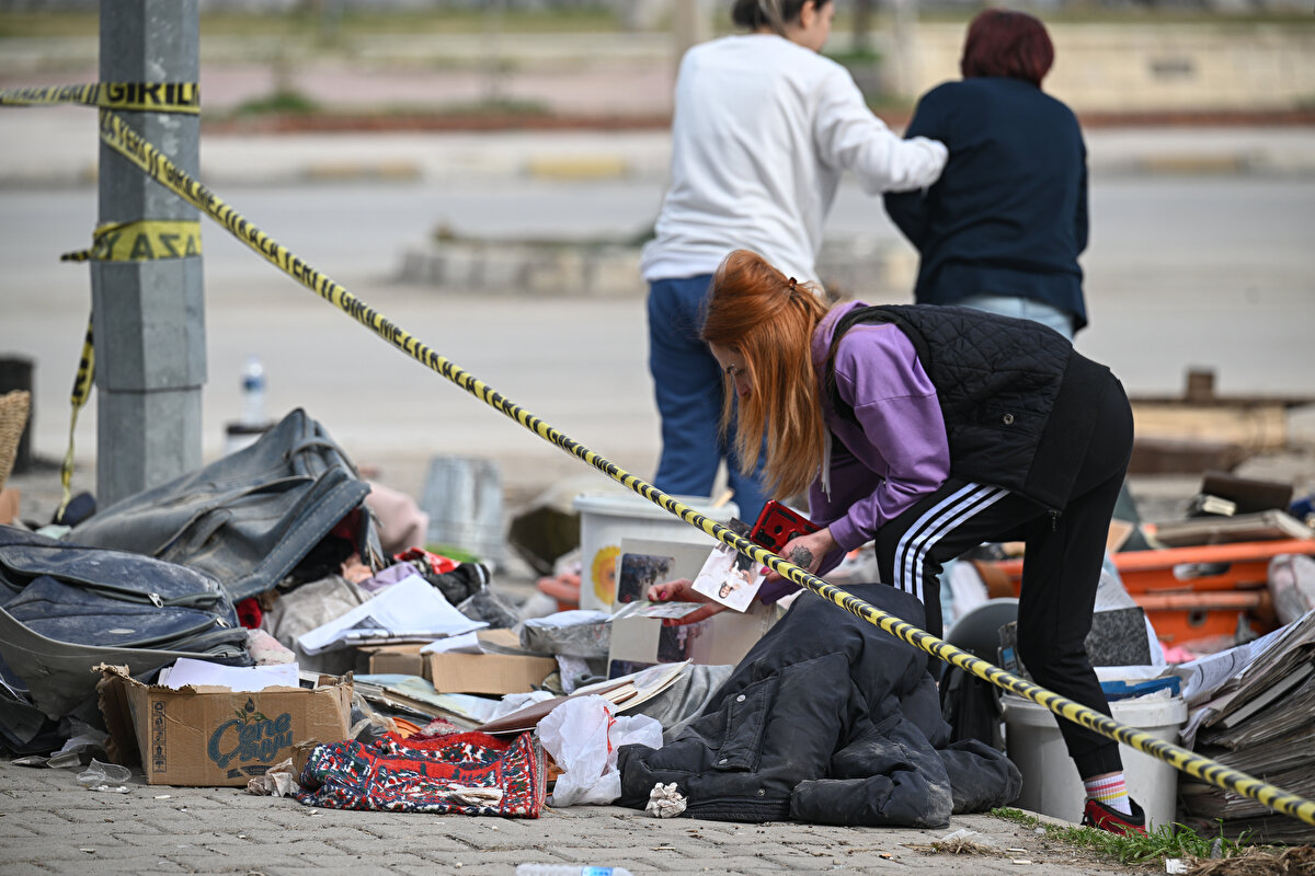 Dışarı çıkınca babasının "telefonlar içeride kaldı" dediğini ancak geri dönüp baktığında evin bir bölümün çöktüğünü anlatan Binkay, şunları kaydetti:<br><br>"Çok kötü bir duygu, çok kötü bir andı. İlk defa böyle bir şey yaşıyoruz. Bir sınavımız bu. Bu sınavdan da geçeceğiz Allah'ın izniyle. Yani her şey iyi olacak. Hayallerimiz her zaman bence gerçek. Her şey güzel olacak. Evimiz yıkıldı ama hayallerimiz yıkılmadı. Allah güç, kuvvet versin bize. Çok kötü günler yaşadık. Yaşamadık değil ama Allah sonumuzu hayır etsin."