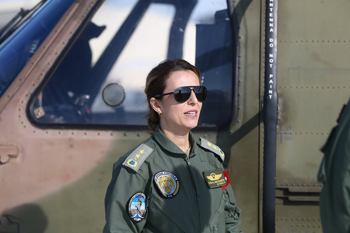 Yarbay Akdemir, AA muhabirine, çadır, kuru gıda gibi ihtiyaç malzemelerinin bir noktada toplandıktan sonra helikopterlerle dağıtıldığını söyledi.<br><br>Türk Silahlı Kuvvetlerinin, güçlü hava kuvvetiyle ilk günden bu yana deprem faaliyetlerine destek verdiğini belirten Akdemir, "Bu görevler ilk günlerde ağırlıklı olarak yaralı ve mevcut hastaların tahliyesi maksatlı yapılıyordu. Şu anda daha çok lojistik faaliyetler icra ediyoruz." dedi.