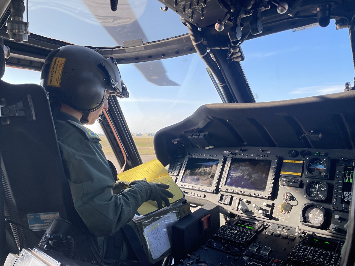 Uçuş kaskı taktıkları için vatandaşların kadın veya erkek pilot olup olmadıklarını anlamadığını ifade eden Akdemir, uçuş sonrası kadın olduğu öğrenildiğinde insanların çok duygulandığını ve gurur duyduğunu anlattı.<br>