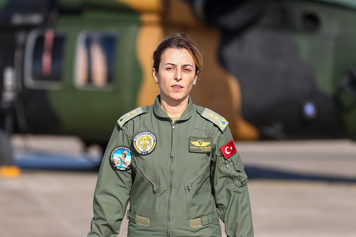 Deprem bölgesindeki görevinin diğerlerinden farklı olduğunu dile getiren Akdemir, birçok arkadaşının gelmek için gönüllü olduğunu söyledi.<br>