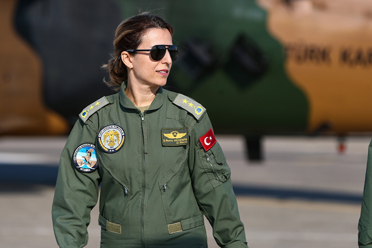 İstanbul'daki 4. Kara Havacılık Alayı'nda görevli Kara Pilot Yarbay Burcu Akdemir, Kahramanmaraş merkezli 6 Şubat'ta meydana gelen depremlerin ardından yürütülen çalışmalar kapsamında yardım uçuşlarına katılıyor.