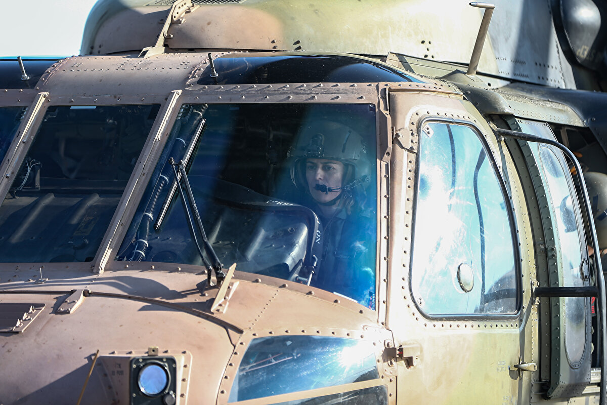 Akdemir, TSK'nın çeşitli birimlerindeki kadın ve erkek personelin aynı olduğunu vurgulayarak, kadın pilot olmakla ilgili, "Bu bizim için son derece doğal, normal. Bu konuda tabii ki Türk kadınına örnek olabiliyorsak, aynı şartlarda, aynı görevleri, aynı desteği verebildiğimizi anlatabiliyorsak ne mutlu bize." diye konuştu.