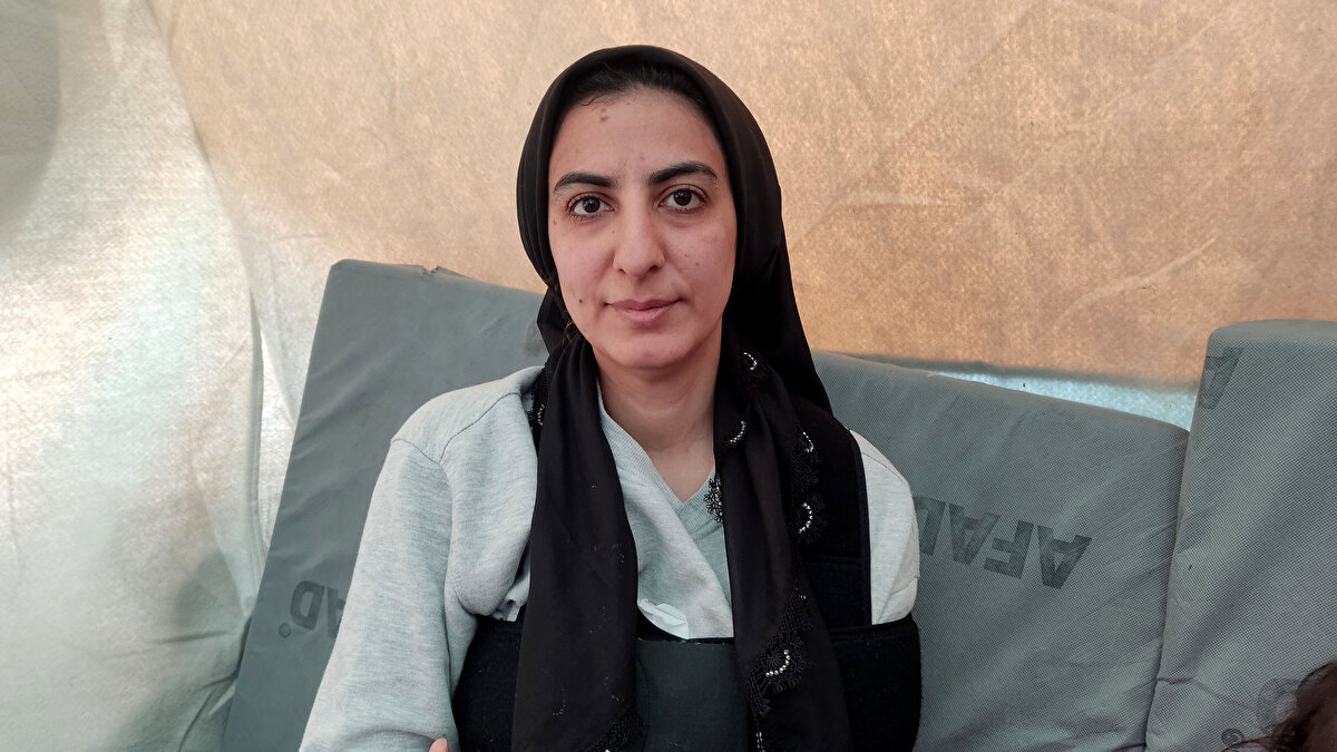 Bebekleriyle çadır kentte kalan Köse, AA muhabirine, 11 katlı binanın 6'ncı katında yaşadığını, eşinin tayin nedeniyle başka şehirde olduğunu söyledi.<br><br>Deprem gecesi bebeklerini uyutup saat 01.00 sıralarında yattığını belirten Köse, "Saat 03.50'de ağlayınca çocuğumu emzirmek için kalktım. Emzirdikten sonra tam telefonumu alıp yerime geçecektim ki sallantıyı hissettim. Hemen iki çocuğumu kavradım, düşer diye yerde yatırıyordum. Yatağın uçundan tuttum, depremin durmasını beklemeye kalmadı zaten bina üzerimize çöktü." dedi.