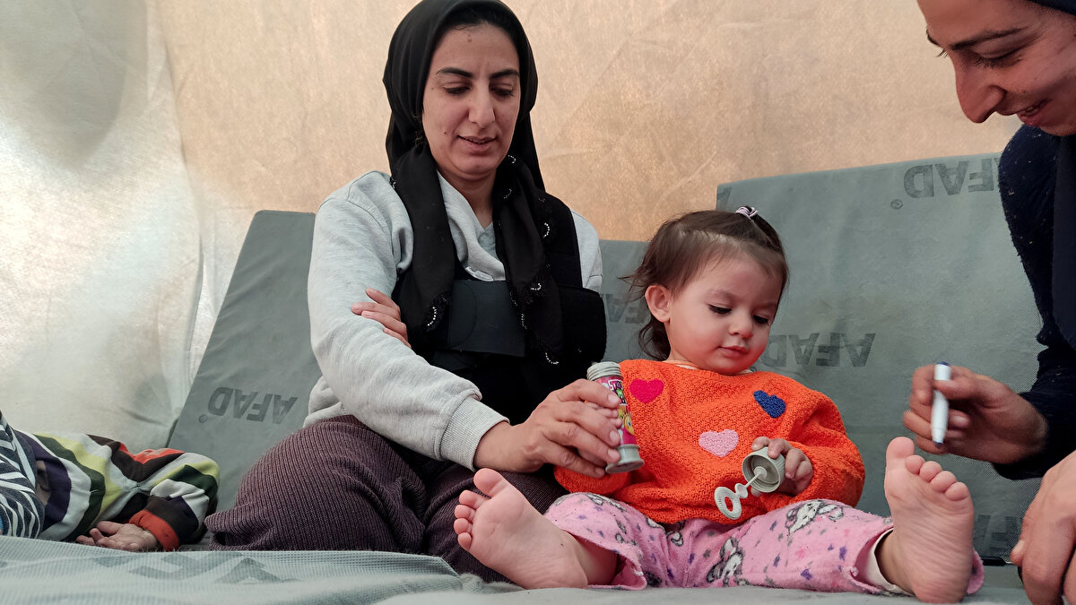 Bebeklerinin üzerine kapandığını, bu sırada omzuna tavandan kopan bir parçanın düştüğünü ifade eden Köse, şöyle devam etti:<br><br>"Çocuklarımı tutayım, üzerlerine kapanayım derken ayağımızın altından yer kaydı. Ben göbeğime kadar kumun, çakılın, fayans taşlarının arasına gömüldüm. Kendimi kurtarayım derken kızımın altındaki yer kaydı, kızım toprağın altına gitti. Saçının teli bile görünmüyordu ama sesi geliyordu. Oğlumu kucağıma çektim. Toprağı kazıya kazıya kızımı çıkardım. Toprağın altından avuçlayıp kumları atarken kızımın saçını da avuçlamışım, onu çektim çıkardım."<br><br>Köse, "Çok küçük bir kaya parçasının kenarındaki duvara sırtımı verdim. Çocuklarımı dizlerimin üstüne aldım." diyerek, bu sırada sarsıntının devam ettiğini anlattı.