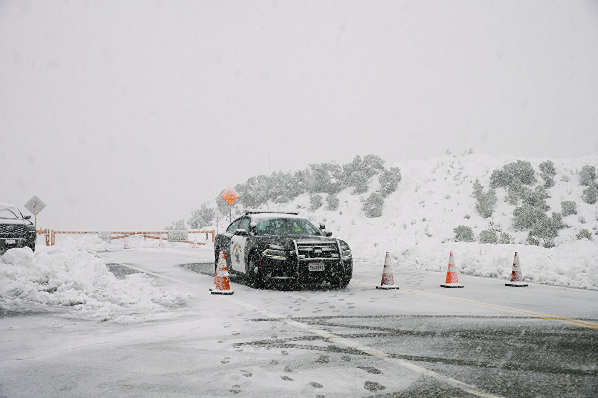 California’nın güneyinde yüksek kesimlerde başlayan kar fırtınasının, iki gün içinde ülkenin doğusuna ilerleyeceği kaydedilen haberlerde, 20 milyondan fazla kişinin şiddetli fırtınaya karşı uyarıldığı ifade edildi.