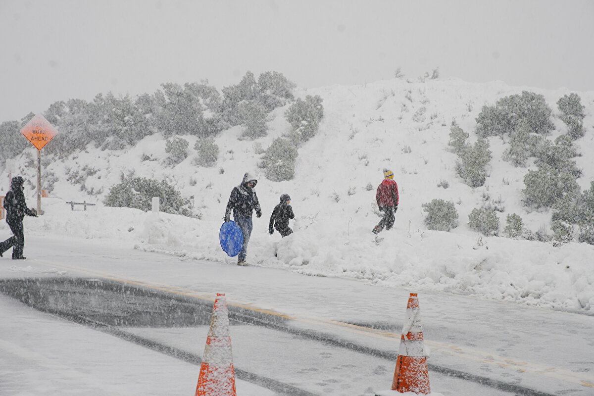 Yetkililer, eyaletin yüksek kesimlerindeki bazı otobanların “aşırı kar ve buzlanma” nedeniyle trafiğe kapatıldığı bilgisini paylaştı.