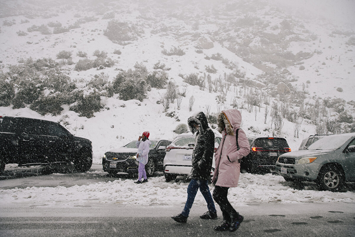ABD medyasında yer alan haberlerde, eyalette etkili olan olumsuz hava koşulları nedeniyle 126 binden fazla hanenin elektriksiz kaldığı belirtilirken, Los Angeles şehrinin bazı bölgelerinde şiddetli yağışın su taşkınlarına yol açtığı aktarıldı.