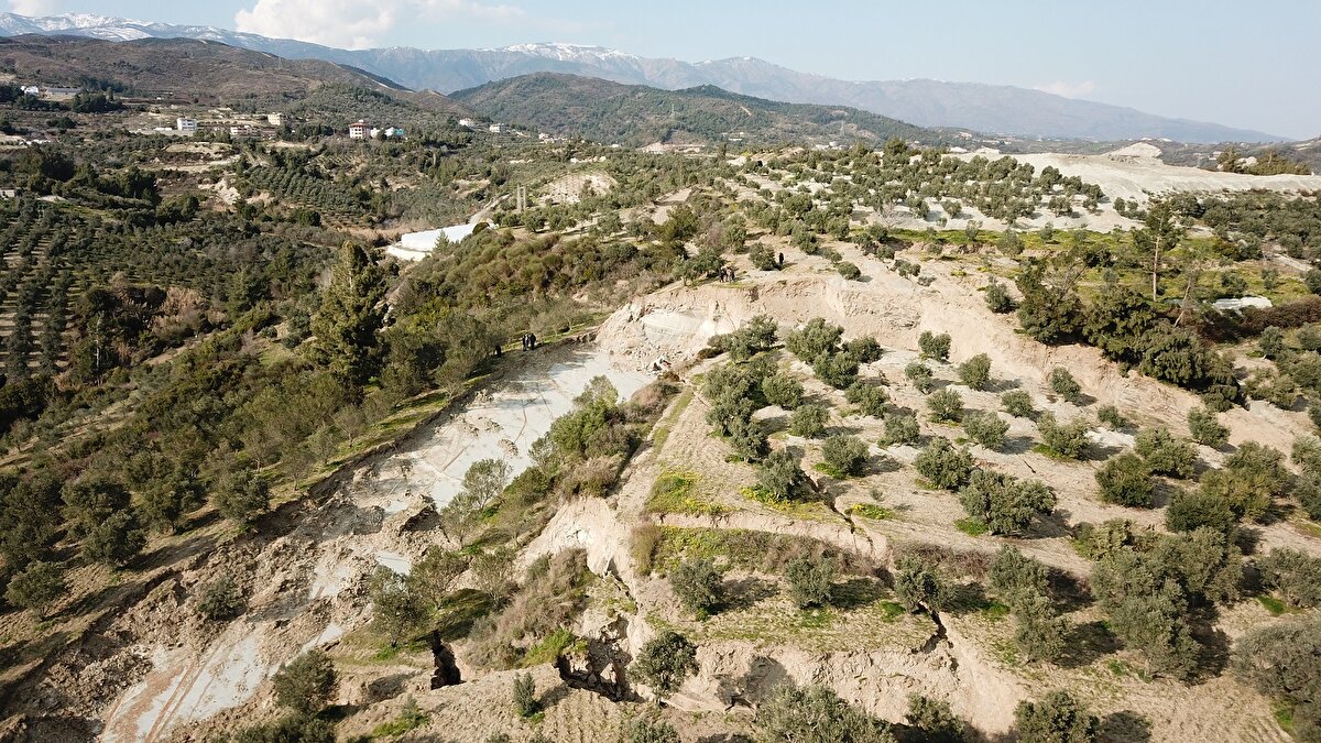 Tarlamız elimizden gitti, satamayız da, alan olmaz. Doldurma olsa da, herkes böyle yarıklar oluştuğunu biliyor. Aynı zamanda seracılık da yapıyoruz. Şu an serada 2-3 aile yani 20 kişi birlikte kalıyoruz" diye konuştu.