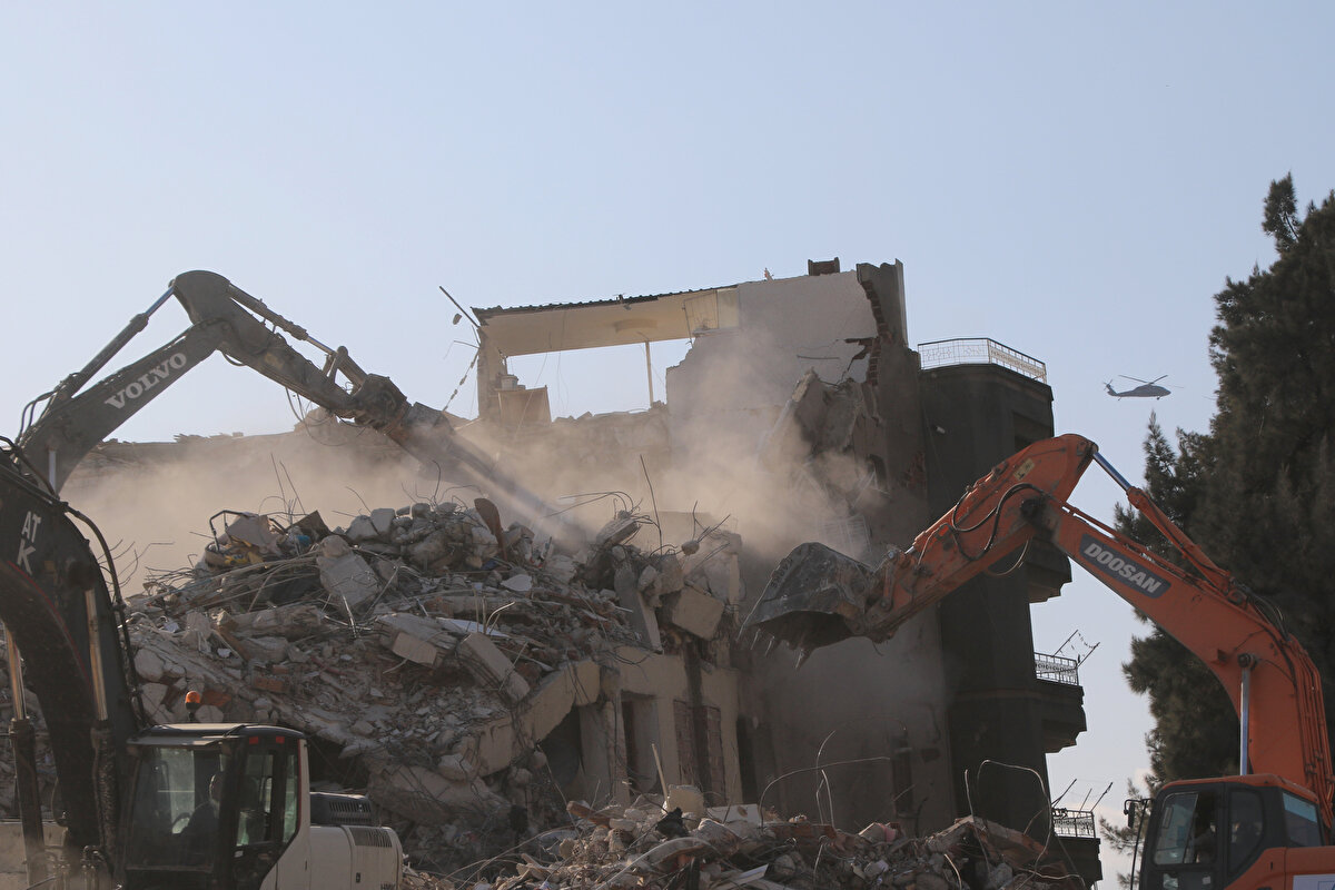 Hatay Valiliği, bugün itibarıyla depremde yerle bir olan 173 binanın enkazının kaldırılacağını açıkladı.<br>