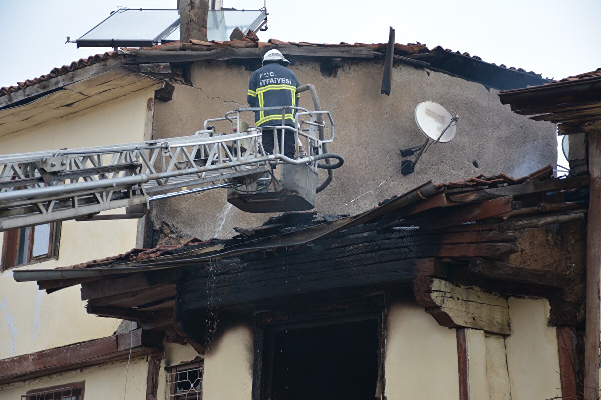 Yangının sobadan çıkmış olabileceği ihtimali üzerinde duruluyor. 