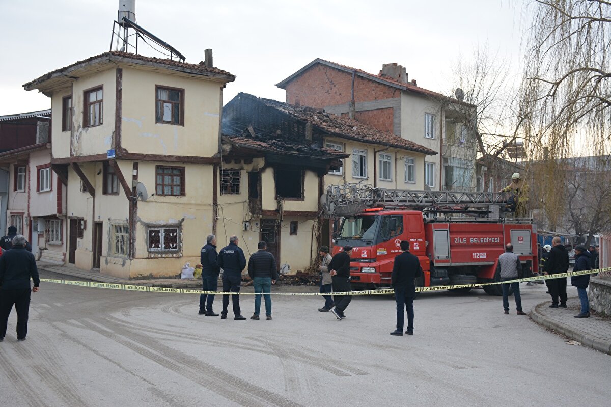 Yaralı kurtulan Tarık Canpolat ise ambulansla Zile Devlet Hastanesi'ne kaldırıldı. 3 kişinin cansız bedenleri, otopsi için aynı hastanenin morguna götürüldü. 