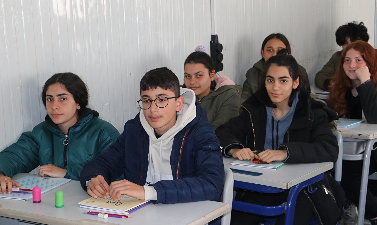 BERABER DAHA GÜÇLÜYÜZ'<br>Öğrencilerden Zerka Temizkan (13) da deprem korkusunun hala geçmediğini, geceleri uyumakta zorlandıklarını söyledi. Buna rağmen derslerine çalışmayı bırakmayacağını belirten Temizkan, "Önümüzde LGS var; çalışmamız lazım. Öğretmenlerimize çok teşekkür ediyorum. Beraber daha güçlüyüz. Çalışmazsak başaramayız. Birlik ve beraberlik önemli. Bize konteyner gönderen, yardım eden herkese teşekkür ederiz. İleride estetik cerrah olmak istiyorum çünkü insanları mutlu etmek, beni mutlu ediyor" dedi.