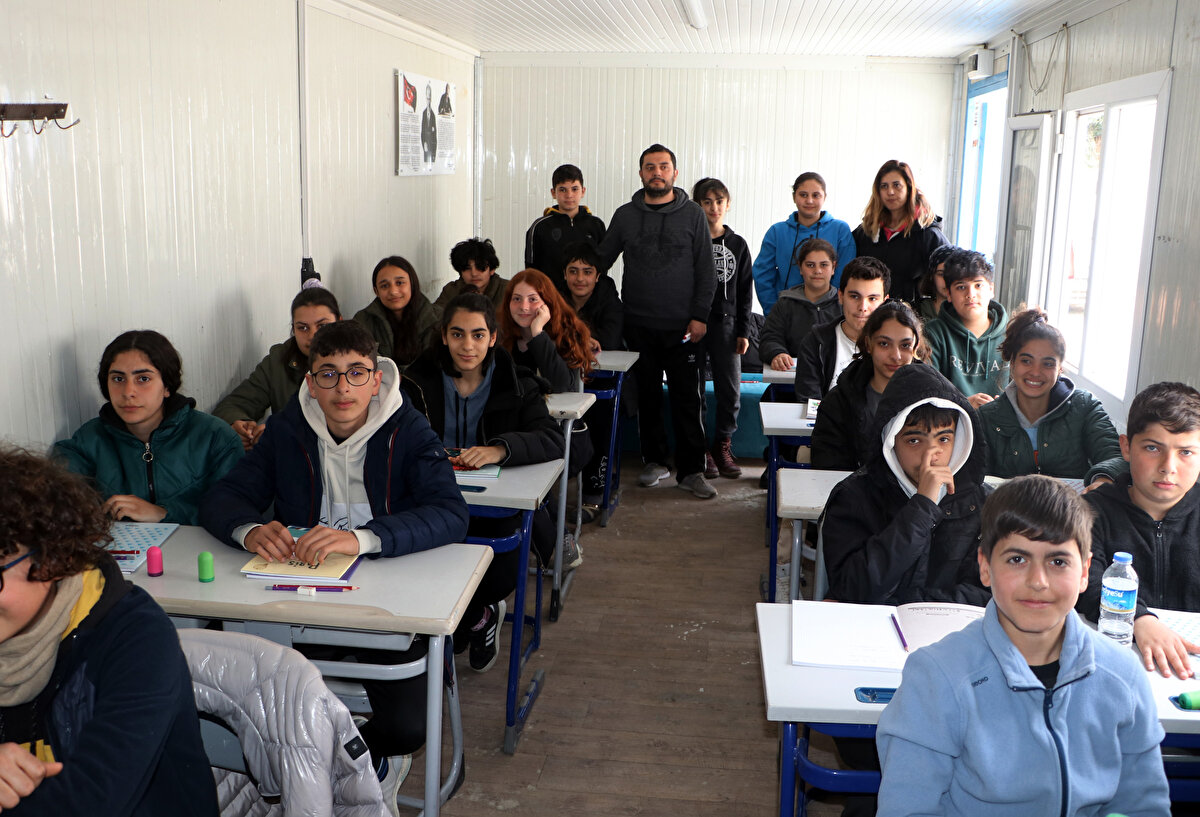 KONTERNER SINIFTA 6 GÜN DERS ZİLİ ÇALACAK<br>İlçedeki Eriklikuyu İmam Hatip Ortaokulu'nda fen bilimleri öğretmeni olarak çalışan Erhan Gümüş ise öğrenciler için şartları zorlayarak konteyner sınıf kurduklarını söyledi. Gönüllü öğretmenler ile haftanın 6 günü konteynerde ders zili çalacağını belirten Gümüş, "Sınavda çıkacak tüm derslerin eğitimini veriyoruz. Konteyner doldu ama ikinci ve üçüncü grubu da açacağız. Başvurmak isteyenler, Adem Nural İlkokulu önüne gelebilir" diye konuştu.