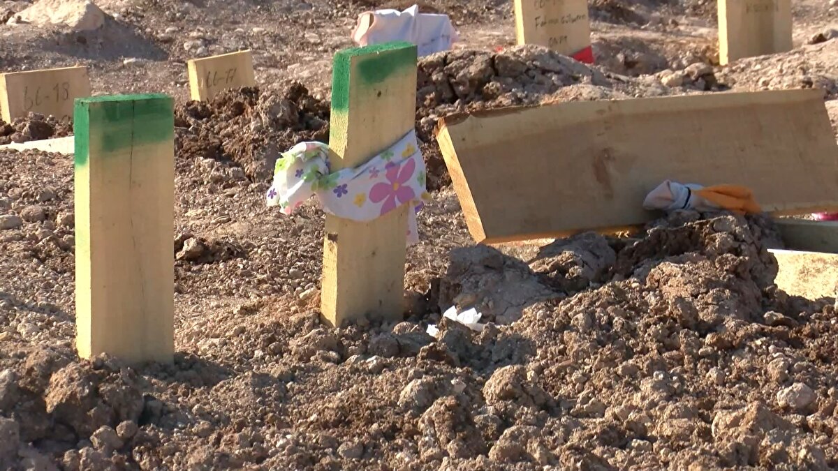 Mezarların başına eşarp, bere, eldiven gibi eşyalar konuldu. Mezarlığa gelenler yakınlarının mezarları başında dua etti.