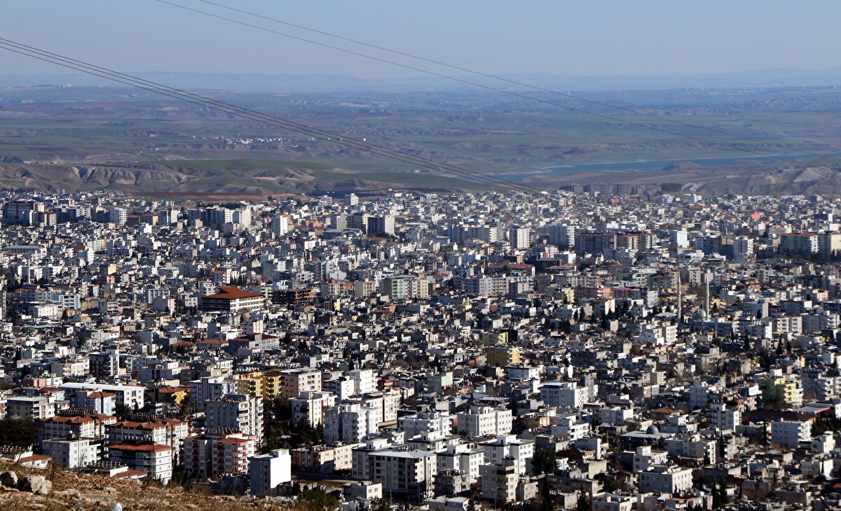 Son olarak Kahramanmaraş'ta meydana gelen 7.7 ve 7.6 büyüklüğündeki deprem sonrası yapılan analiz sonuçlarını açıklayan Tekin, konuşmasını şöyle sürdürdü:<br><br>"8 üzerindeki durumlarda şiddet değerlendirmesine baktığımız zaman yıkımları tabii ki bekleriz. Düzgün şekilde doğru yerlere yerleşmiş olsaydık, bina kat sayılarımızı düzgün belirlemiş olsaydık, binaların altındaki marketlerde kolonların kesintileri yapılmasaydı sonuçlar farklı olabilirdi. Bu şekilde eylemler yapılmamış olsaydı 'başımıza gelmez değil de ya başımıza gelirse ne yaparız' diye yapmış olsaydın bunları yaşamayacaktık. Bundan 3 ay önce Adıyaman Üniversitesi'nde gerçekleştirdiğimiz konferansta merkez ilçede bulunan 33 binlik bina envanteri üzerinde bizler risk analizlerini gerçekleştirmiştik. Yaptığımız risk analizlerinde binaların yüzde 70'ine yakınının yıkılacağını 6.5 üzerinde gerçekleşecek bir depremde ya da büyük oranda ağır hasarlı çıkacağını belirledik. Yaptığımız sonuçlar bugün maalesef hiç şaşırtmadı."