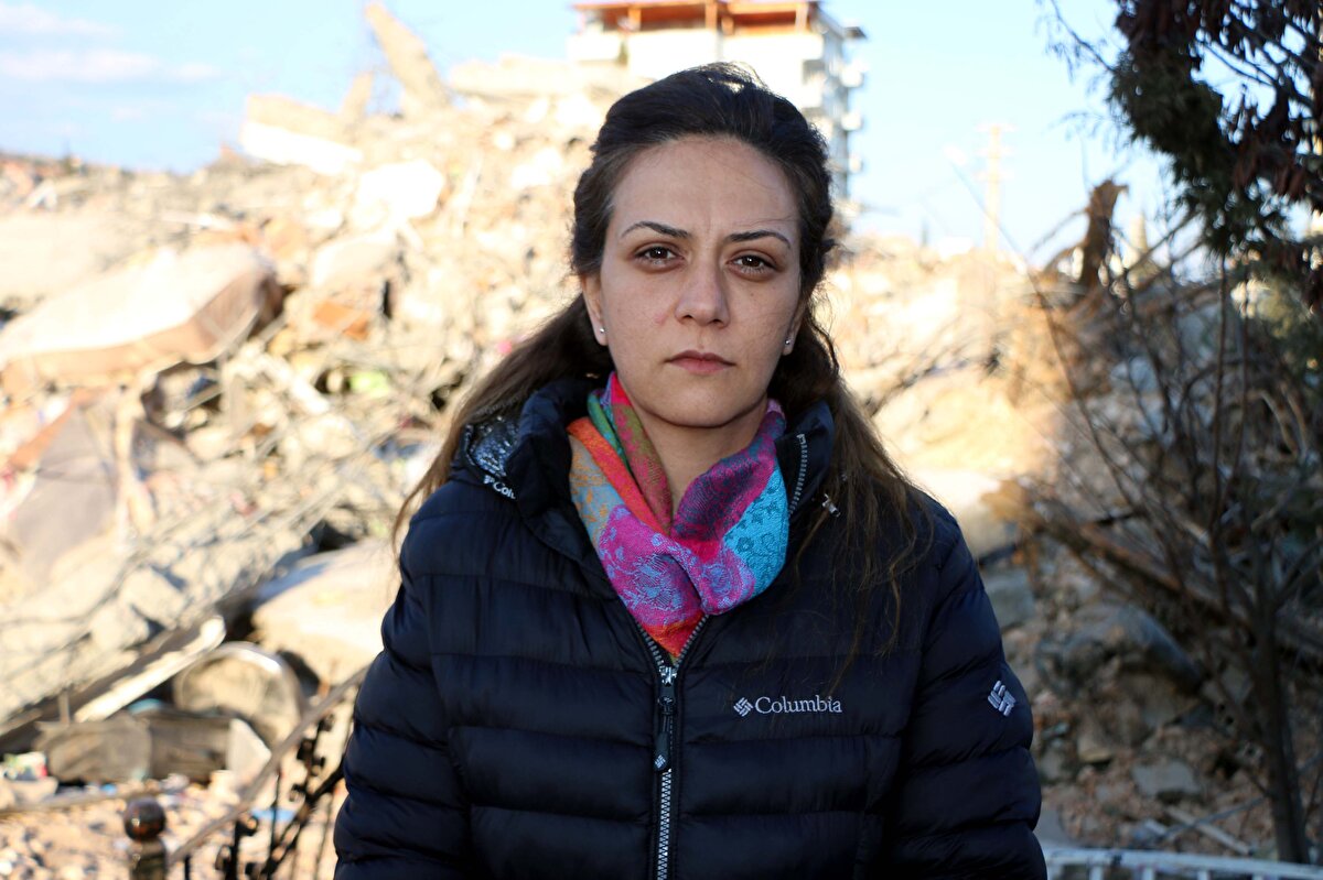 Türkiye'de 534 fay hattının bulunduğunu belirten Doçent Doktor Senem Tekin, "Ülkemiz maalesef yıkıcı depremlerin yaşandığı, büyük depremler üretme potansiyeli olan aktif fay hatlarının bulunduğu bir alanda bulunmakta olup 534 tane aktif fay yer almaktadır. Bunların bir çoğu 6 ve üzerinde deprem üretme potansiyeline sahip faylar bu bölgenin depremselliğine baktığımız zaman Adıyaman ve civarında bulunan aktif faylarda meydana gelmesi muhtemel depremlerin tekrarlanma periyotlarını doldurduğu bilinmekteydi. Paleosismoloji çalışmalarıyla fay hatları üzerinde detaylı araştırmalar yapılarak, her bir fay hattına ait detaylı çalışmalar yapılmakta ve yapılmaya devam etmektedir. Çalışmalar kapsamında veya ampirik denklemler ile bizler zaten hangi fay hattı kaç büyüklüğünde deprem üretebilir bunları biliyoruz. Enerji sıkışmalarına baktığımız zaman bu bölgede zaten çok uzun zamandan beri beklenen bir deprem vardı. Aslında beklenen bir olay yaşandı. Tabii ki iki depremin peş peşe olması dünyada rastlanabilir bir olay değil. Fakat 7.7 büyüklüğünde gerçekleşen ilk depremin özellikle çok uzun süre gerçekleşmiş olması peş peşe 3 tane depremin gerçekleşmiş olması başlangıcından bitişine hem büyüklük hemde şiddeti herhangi bir düşüş olmaması sebebiyle çok fazla hasara, yıkıma ve can kaybına yol açtı. Bölgede dediğim gibi Adıyaman tekeline baktığın zaman 100 kilometrelik tampon bölgede birçok büyük deprem üretme potansiyeli olan aktif fay hattı bulunmakta fakat gerçekleşen depremler ile büyük bir enerji boşalması yaşandı. Doğu Anadolu fay zonu yine Erkenek, Pazarcık segmenti, Sürgü fayı, Amanos Ölü Deniz fay zonu burada bulunan Bozova fay hattı gibi aktif fayların, Besni fayının 6 üzerinde deprem üretmesi de zaten muhtemeldi" dedi.<br>