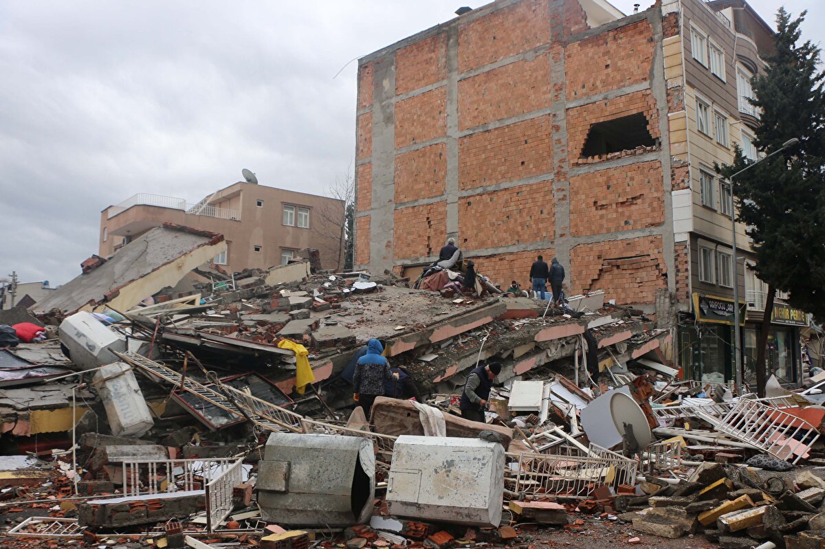 Aletsel ve tarihsel deprem kayıtlara bakıldığında 580 yıl önce bu şekilde deprem meydana geldiğini aktaran Senem Tekin, "Büyük bir enerji boşalması var noktada baktığımız zaman bu boşalma bu bölgelerde yine deprem olur veya olmaz tartışmaları yaratıyor. Bu kadar büyük enerji boşalmasının bizler jeoloji mühendisleri olarak 6, 6.5 ve daha üzerinde bir depreme artık bu bölgelerde uzun süre yaşanmayacağını düşünüyoruz. En son bu şekilde deprem 580 yıl önce meydana gelmiş ve tüm aletsel ve tarihsel deprem kayıtlarımıza baktığımız zaman bu bölgede bu şekilde büyük yıkımlara yol açan depremler yaklaşık 600 yıllık periyotlarda kendini tekrardan oluşturuyor. Çok sık şununla karşılaşıyoruz bu bölgede artık tüm faylar aktivitesini doldurdu mu? Her fay kendi mekanizmasına göre çalışır. Çalışmayan faylarımız aktivitesini tamamlamamış faylar var. Bölge yaşanan enerji boşalmasından dolayı en azından çok uzun yıllar nefes alacağını düşünüyorum ama Sürgü fayı olsun Malatya fayı olsun yine Bozova faylarımız olsun veya Güneydoğu Anadolu bindirmesi Narince segmenti gibi sekmenlerimizin kendi başına 6 ve üzeri deprem üretme potansiyeli bulunmakta ama bunları bugünlerde birkaç yıl içerisinde beklemiyoruz" dedi.<br>