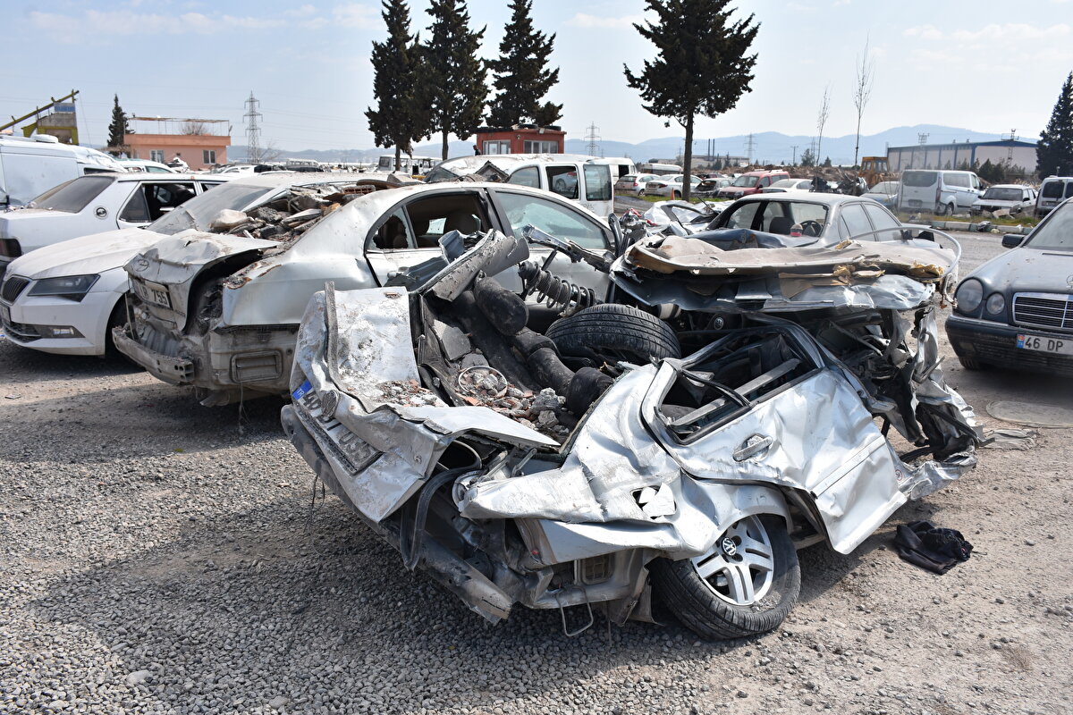 İl Emniyet Müdürlüğünden alınan bilgiye göre, kentte zarar gören araçlardan 761'i otoparka çekildi. Otoparka çekilen araçlardan 242'si sahibine ya da sahibinin birinci dereceden akrabasına teslim edildi.<br>