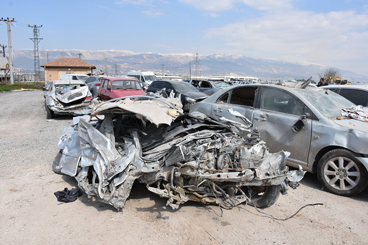 Vatandaşlar otoparka gelerek işlemlerin ardından araçlarını teslim alabiliyor.