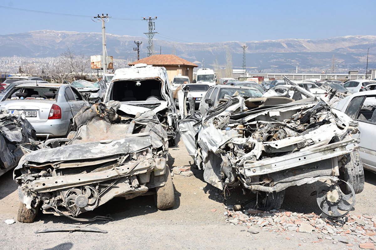 Karakuş, depremzede vatandaşlara vakıf olarak ücretsiz hizmet verdiklerini kaydederek, yaraların sarılması için çalıştıklarını ifade etti.