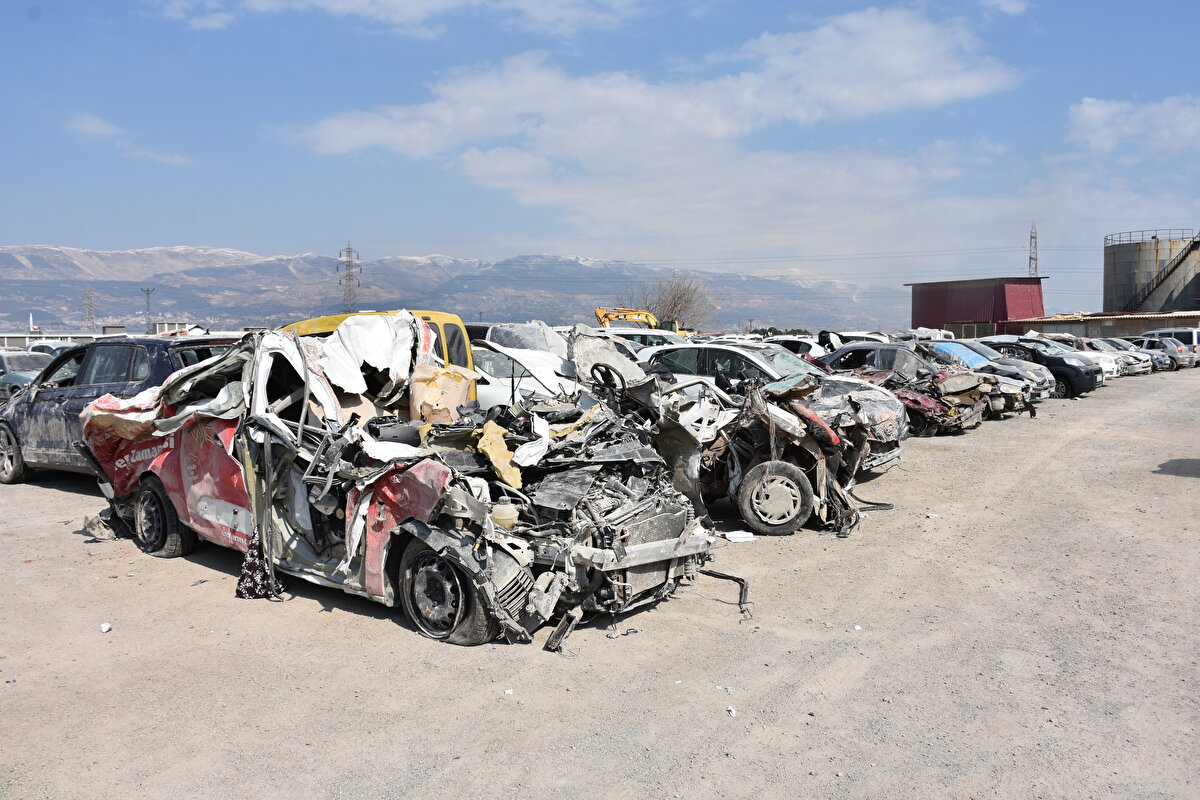 "Bir aracı 4 parça yüklediğimi biliyorum"<br><br>Operatör Yunus Yılmaz da deprem bölgesinde çalışmanın acı bir tecrübe olduğunu kaydetti.