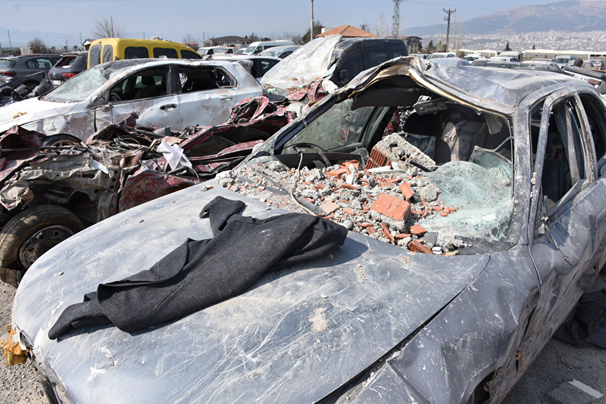 Yılmaz, "Normal kaza kaldırmıyoruz. Bir aracı 4 parça yüklediğimi biliyorum" diye konuştu.