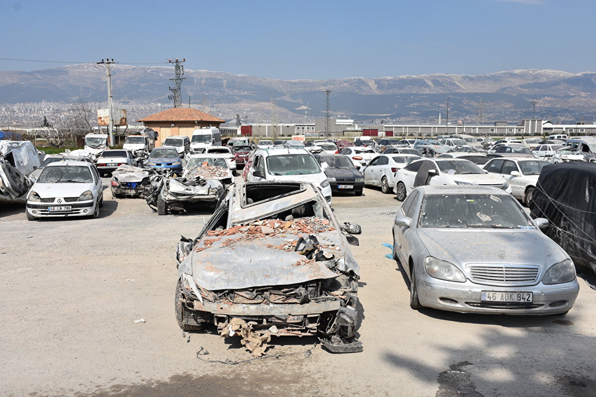 Türk Polis Teşkilatı Güçlendirme Vakfı ücretsiz hizmet veriyor<br><br>Türk Polis Teşkilatı Güçlendirme Vakfı üyesi çekici operatörü Seyfullah Karakuş, AA muhabirine, depremlerin ardından 14 kişilik ekip olarak bölgeye geldiklerini söyledi.