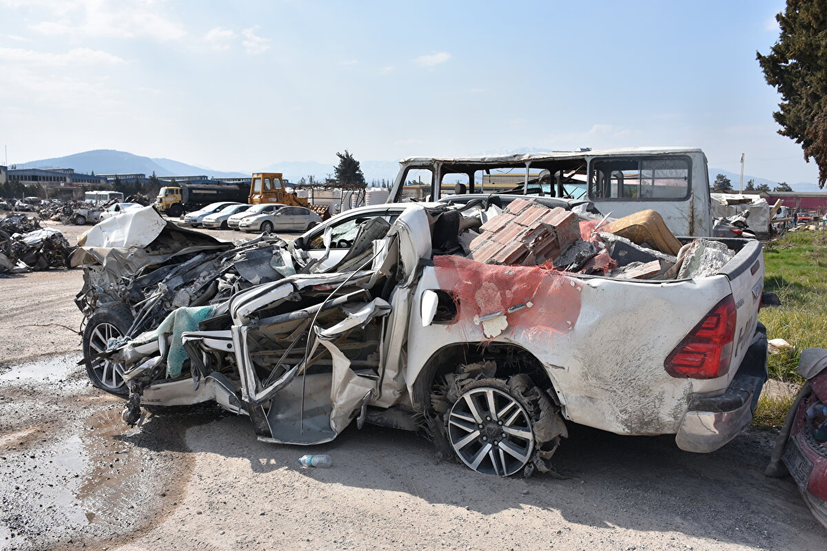 Evlerinin acil yıkılacaklar listesinde olduğunu anlatan Artar, "Arabamız evin önündeydi. Göçük altındaki arabamız komple pert oldu. Arabamızın yerine bakmaya geldik. İnsan bir şok içerisinde oluyor. Eve bakıyorsun 'Buradan sağ çıktım' diyorsun" şeklinde konuştu.