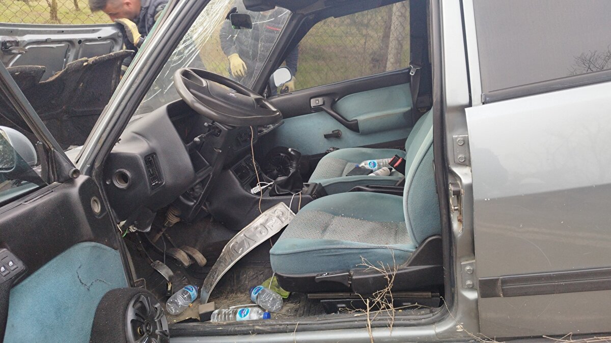 Ekiplerin önlemlerinin ardından otomobil, çekiciyle kaldırılırken, direk ise kepçeyle yol kenarına alındı. Ulaşım ise normale döndü. Jandarma, kazayla ilgili soruşturma başlattı.