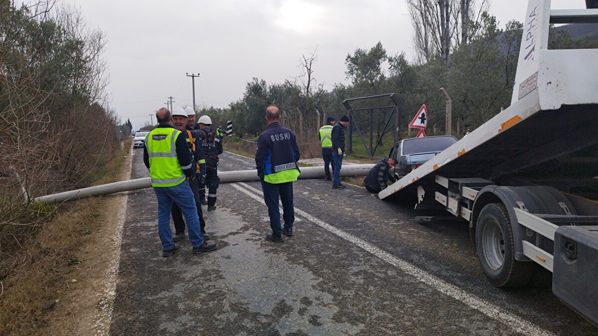 Kazada elektrik direği, yola devrilirken, Enes Y. ise hafif yaralandı. Elektrik tellerinin de koparak savrulduğu kazanın ardından jandarma, yolu trafiğe kapattı.