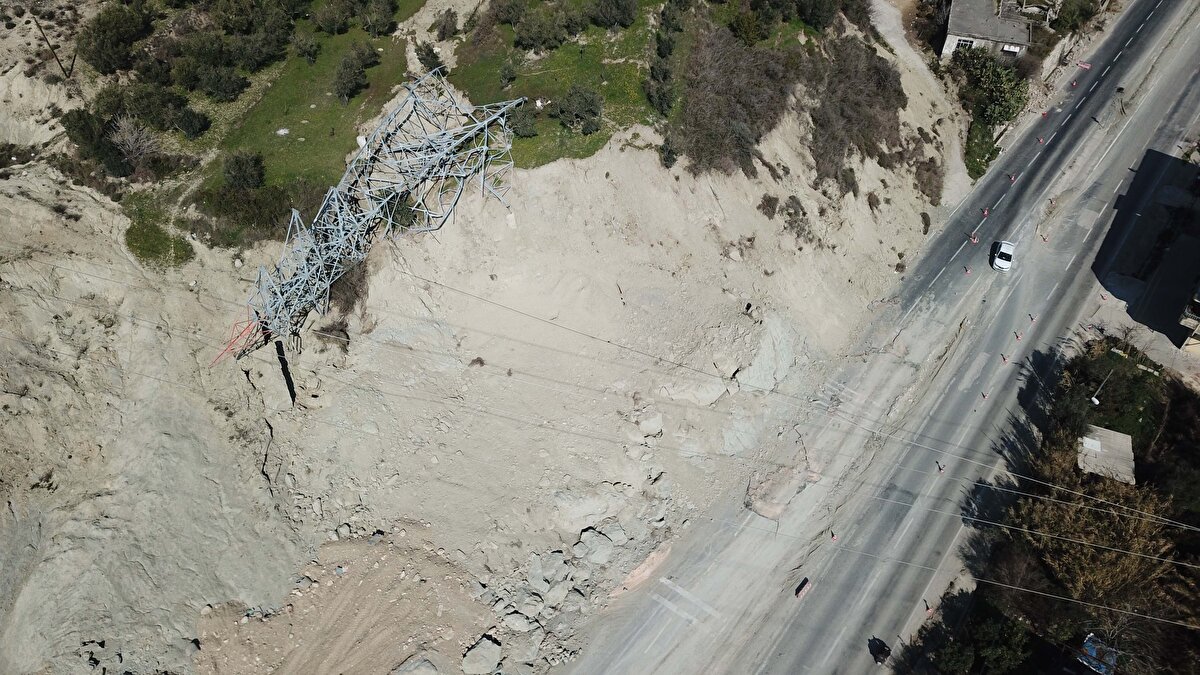 Elektrik direğinin devrilme anını anlatan 34 yaşındaki Köksal Kocaoğlu, "Bizim ev buraya çok yakın. Deprem anında bir çocuğum var çok panik olduk eşimle onu alarak hemen dışarı çıktık. Elektrik direğinin olduğu yerden kocaman bir kıvılcım çıktı. Gök gürültüsünden daha fazlaydı. Hava beyaza büründü. Hemen 100 metre ileride iş yerimiz vardı ona bakmaya geldim. Toprağın kaymasıyla elektrik direğinin tepeden yola kadar devrildiğini gördük. Direkteki teller yola saçıldı. Kayan toprak ikinci şeridin yarısına kadar yolu kapattı. Bir aracın yolda havaya fırladığını gördük. Ondan sonra jandarma, ambulans geldi. Ekipler müdahale ederek yolun tek şeridini ulaşıma açtı.