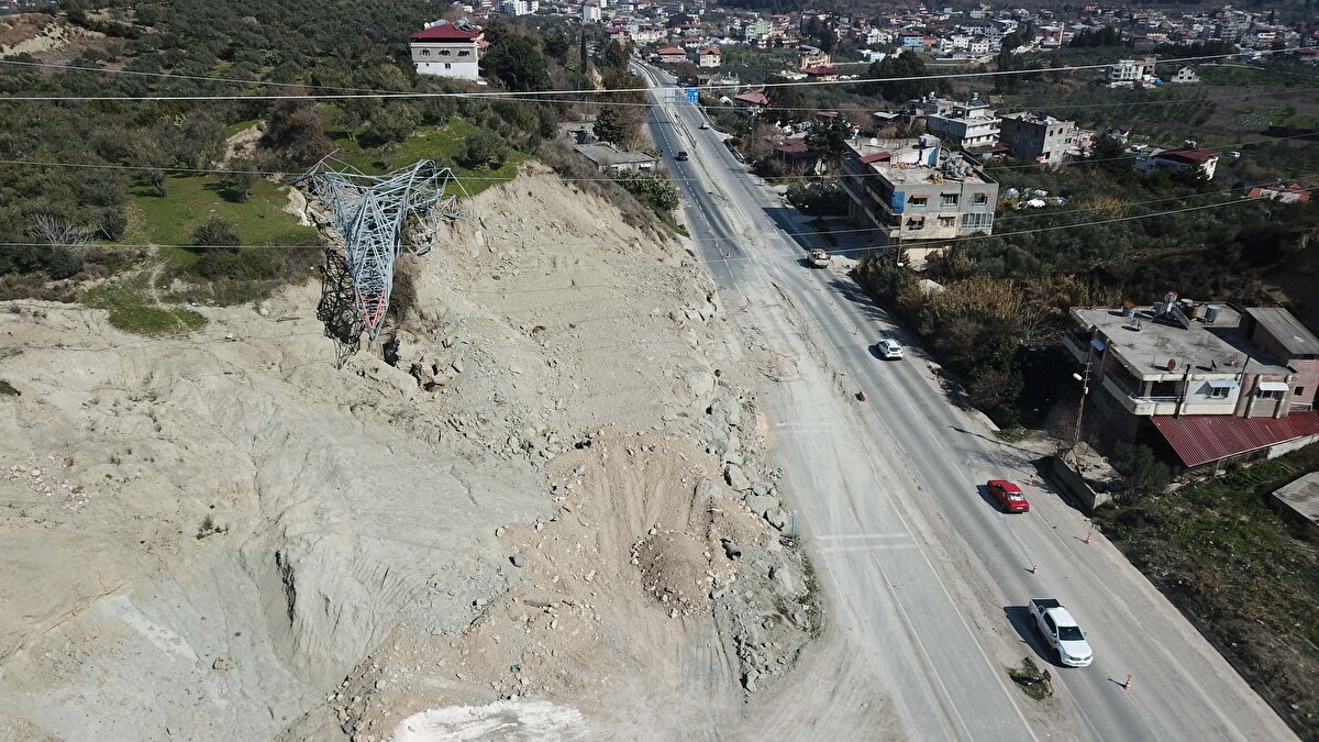 Evi yakın olduğu için o anları gören Köksal Kocaoğlu, "Elektrik direğinin olduğu yerden kocaman bir kıvılcım çıktı. Gök gürültüsünden daha fazlaydı. Hava bembeyaza büründü. Toprağın kaymasıyla elektrik direğinin tepeden yola kadar devrildiğini gördük" dedi.