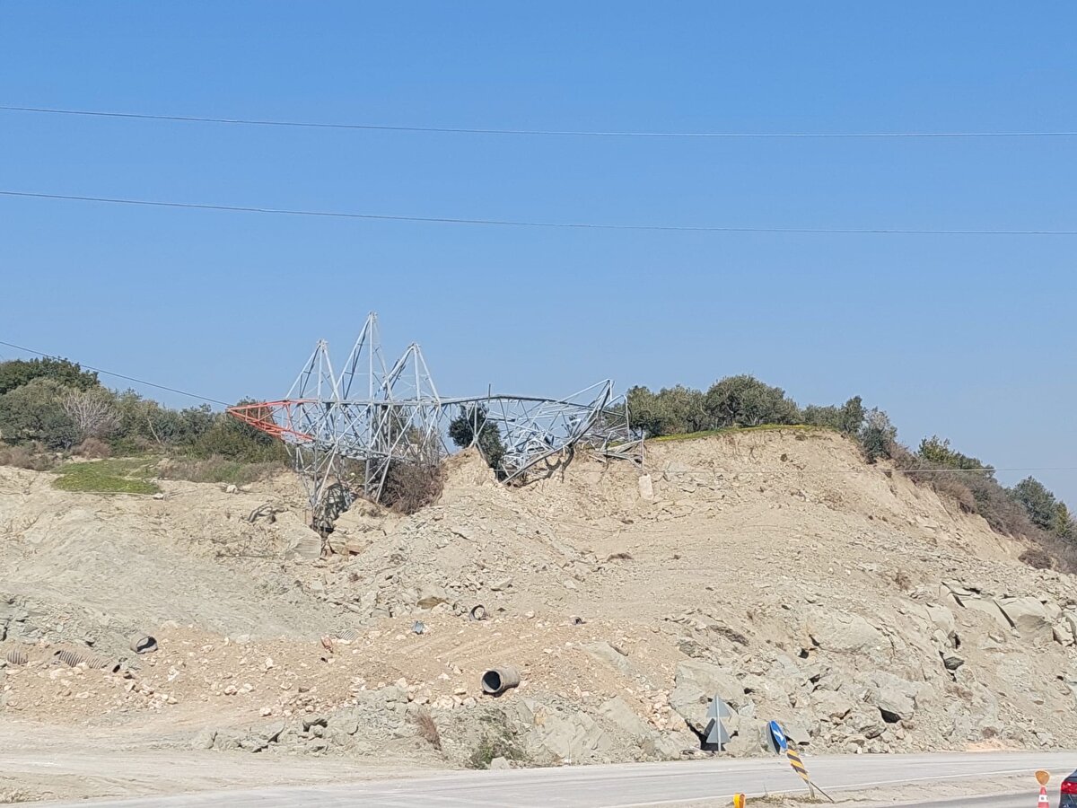 Felaketti anlatılması mümkün değil" diye konuştu. Elektrik direğini vinçle yukarı aldıklarını söyleyen Kocaoğlu, "Toprağı temizleyerek trafik akışı sağlandı. Deprem anında biz sallanırken elektrik kesildi, bir hafta sonra geldi. Deprem çok şiddetliydi, baya sallandık. Sanki taş kırma makineleri yerleri kırıyor gibiydi. Zemin o kadar yukarı aşağı hareket etti. İkinci depremde evimiz ağır hasar aldı. 5 aile 2 çadırda yaşıyoruz. Gıdaya ve çadıra ihtiyacımız var" ifadelerini kullandı.