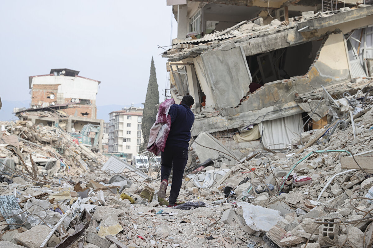 Raporda, depremlerin oluşturduğu hasarın maliyeti Türkiye'nin 2021 yılı Gayrisafi Yurt İçi Hasılasının yüzde 4’üne karşılık geliyor.<br><br>Artçı sarsıntılarla bu hasarın daha da artabileceği ifade edildi.