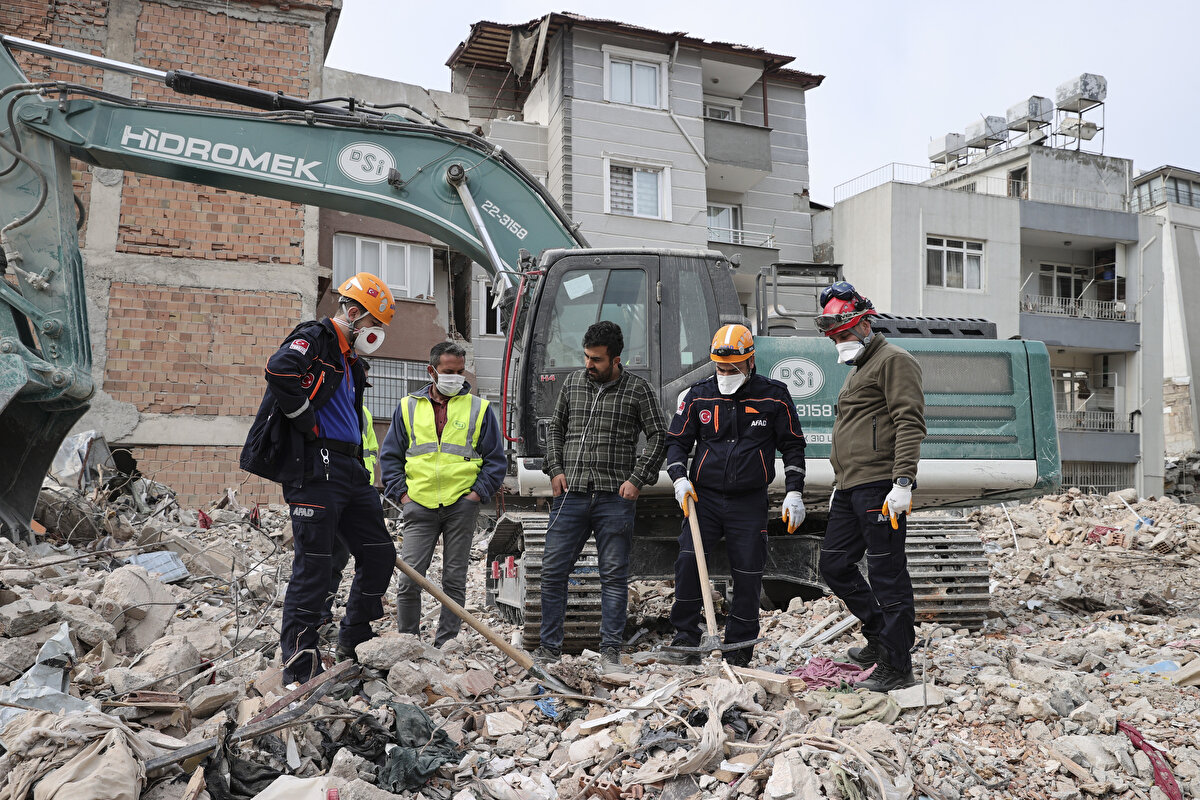 Altyapı tesisleri de 6 milyar 400 milyon dolarlık hasara uğradı.<br><br>Rapordaki hasar tahmini, iyileştirme ve yeniden inşa maliyetlerini içermiyor.