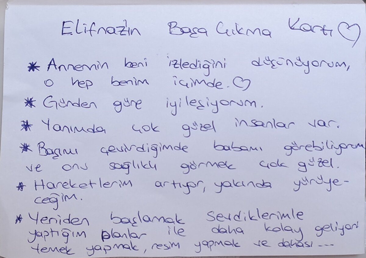Bulundukları apartmanın yıkılmasıyla Elif Naz ve babası Emrah Çil enkazdan birkaç saat sonra yaralı olarak çıkarıldı. Anne Döne Çil ise hayatını kaybetti. İslahiye Devlet Hastanesi'nde ilk müdahaleleri yapılan Elif Naz ve babası, Adana Şehir Eğitim ve Araştırma Hastanesi'ne sevk edildi. Vücutlarında kırıklar olan baba-kız tedaviye alındı.<br>