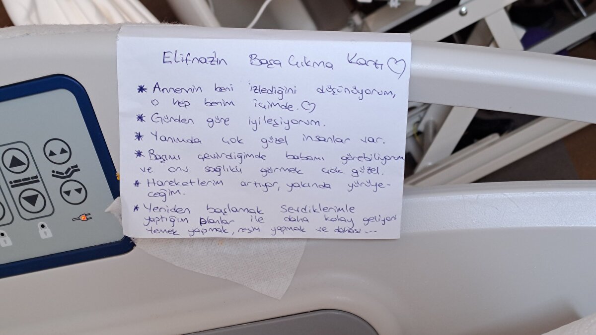 'YANIMDA GÜZEL İNSANLAR VAR'<br>Annesini kaybettiğini depremin 5'inci günü öğrenen Elif Naz, moralini iyi tutmak için kuzeninin önerisiyle notlar yazdı. 'Elif Naz'ın Başa Çıkma Kartı' başlıklı notları hastane yatağının başucuna yapıştıran Elif Naz, sık sık yazdıklarını okuyarak yaşadıklarının etkisinden kendini korumaya çalışıyor. Elif'in yazdığı notlarda, "Annemin beni izlediğini düşünüyorum, o hep benim içimde", "Günden güne iyileşiyorum", "Yanımda çok güzel insanlar var", "Başımı çevirdiğimde babamı görebiliyorum ve onu sağlıklı görmek çok güzel", "Hareketlerim artıyor, yakında yürüyeceğim", "Yeniden başlamak sevdiklerimle yaptığım planlar ile daha kolay geliyor", "Yemek yapmak, resim yapmak ve dahası…" ifadeleri yer alıyor. 