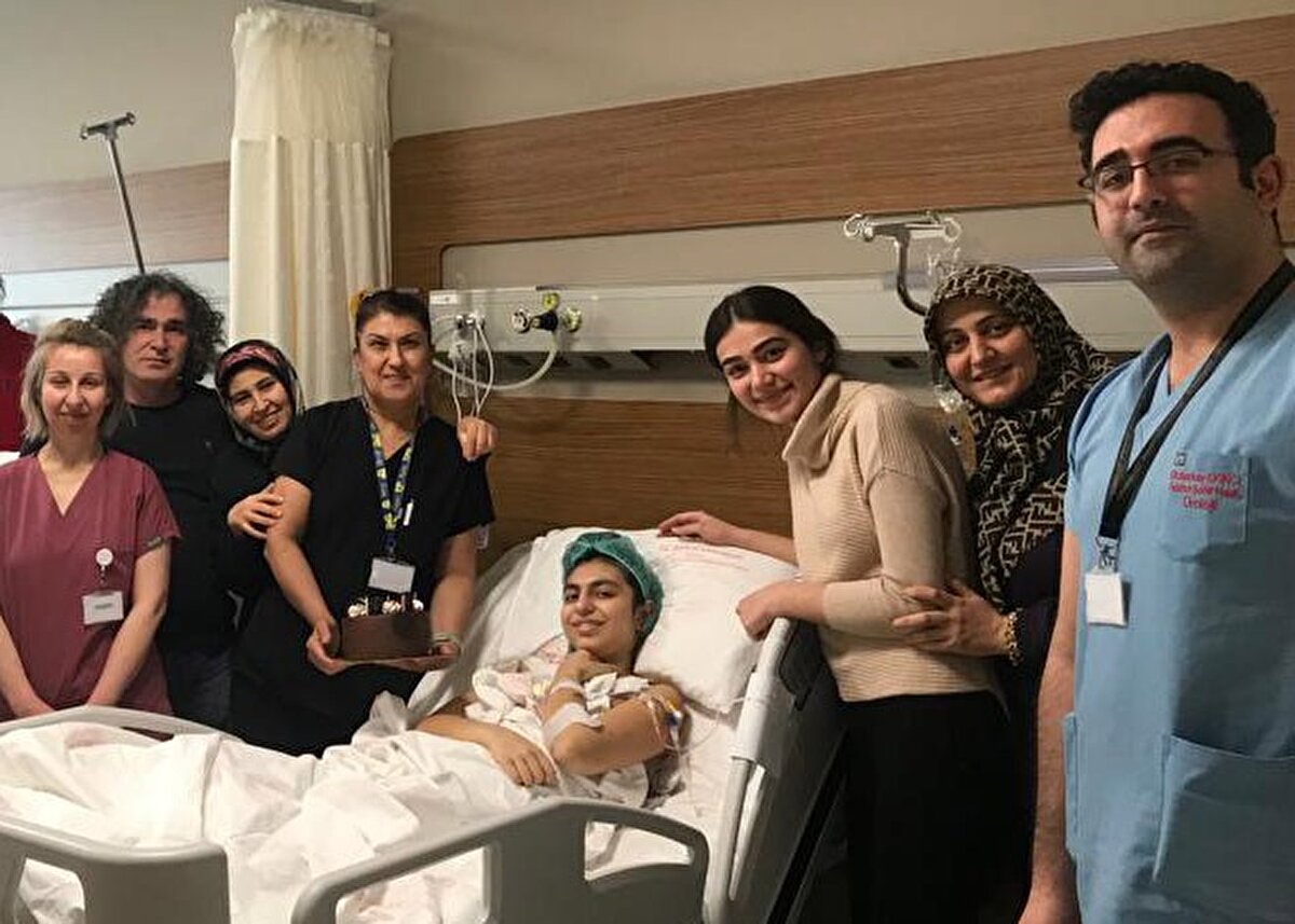 “NEFESİMİN DARALDIĞINI HİSSEDİYORDUM"<br>Depremde annesini kaybettiğini ancak babası ve o gün şehir dışında olan kardeşiyle kendisinin kurtulduğunu söyleyen Elif Naz, depremden sonra yaşadıklarını şöyle anlattı:<br>"Ben buraya depremden sonraki ilk gün geldim ve 5 gün sonra annemin vefatını öğrendim. Benim için ilk başta çok zor gelmişti. Nefesimin daraldığını hissettiğim zamanlardı. Kuzenim geldi, bana yardım etti. 'Beraber bunu yazabiliriz' dedi. Özellikle 'Dışından oku' dedi. Kendimi kötü hissettiğim zamanlarda bunu sesli bir şekilde okumamı istedi. Bu nedenle yazdım bu notları. Özellikle annemin beni izlediğini düşünmek beni ferahlattığından dolayı ilk olarak ona dair bir not yazdım." 