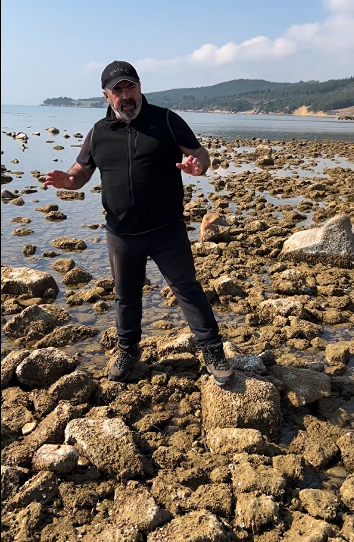 TEKİRDAĞ'DA DA ÇEKİLMİŞTİ<br>Tekirdağ'da 13 Şubat'ta Marmara Denizi yaklaşık 25 metre çekilmişti. Tekirdağ Namık Kemal Üniversitesi Fen-Edebiyat Fakültesi Coğrafya Bölümü Öğretim Üyesi Doç. Dr. Emre Özşahin, deniz çekilmesinin rutin olduğunu belirterek, "Özellikle poyraz estiğinde, her sene rutin olarak Marmara Denizi'nde görülen çekilmelerdir. Özellikle alçak kıyılarda, bu çekilmeler belirgin bir şekilde gözükmektedir. Bu çekilmenin bölgedeki deprem aktivitesiyle alakası yoktur. Tamamen dönemsel olarak belli mevsimlerde rüzgarın hep aynı yönde esmesiyle beraber ortaya çıkan hadisedir. Herhangi bir korkuya gerek yok" açıklamasını yapmıştı. (