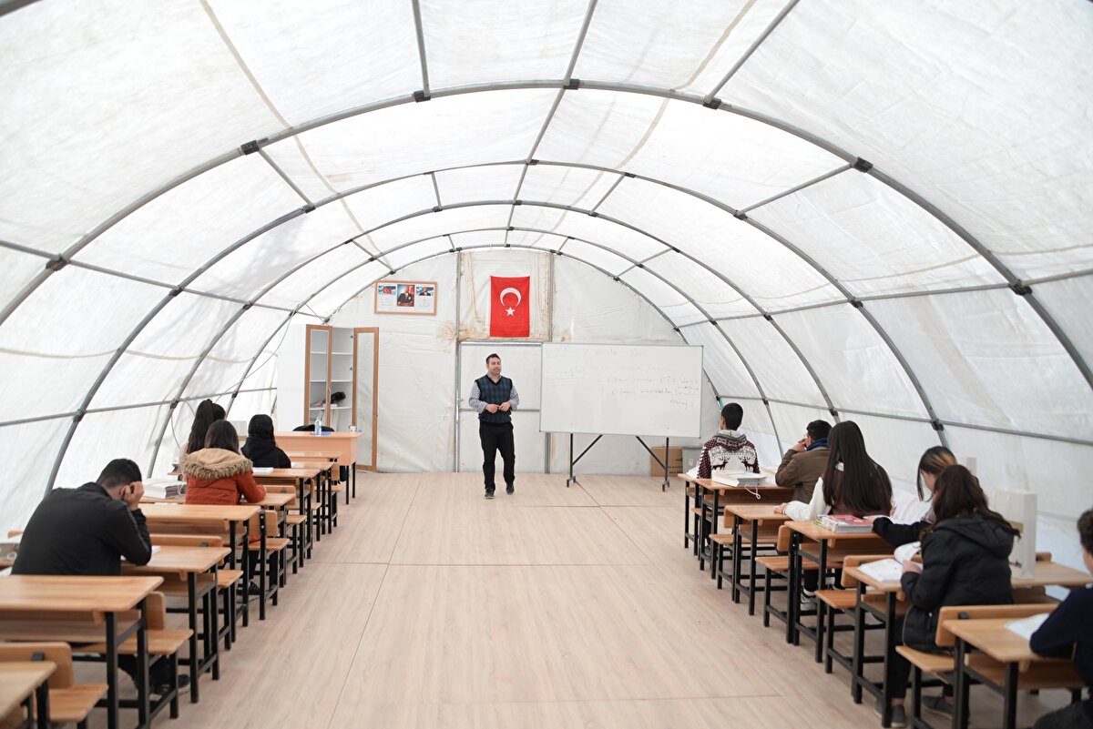 Çadırda eğitim gören Ahmet Dağ ise deprem nedeniyle çadır kentte kaldığını belirterek, “Evimiz orta hasarlı. Şu an riskli olduğu için gidemiyoruz. Çadır kentte DYK kursu olduğu için memnunuz, derslerimizden geri kalmıyoruz. Sınava da burada hazırlanıyorum. İyi bir üniversite için çabalamaya çalışıyorum. Umarım iyi bir üniversite kazanırım. Bize kitap verdiler bu şekilde hocalarla birlikte derslerden geri kalmıyoruz" diye konuştu.