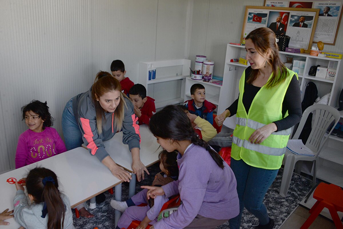 İl Milli Eğitim Şube Müdürü Mürsel Çapras, depremden etkilenen vatandaşların çocukları için yaşadıkları travmayı atlatmaları için etkinlik çadırları açtıklarını söyledi. Çapras, “Ana sınıfı şu an aktif olarak çalışıyor. Bununla birlikte DYK kurslarımız da açıldı. Kütüphane mevcut, kitap okumak isteyen çocuklar için olumsuz durumu bir nebze de olsa hafifletme adına yaptığımız çalışmalar. İl Milli Eğitim Müdürlüğü olarak çadırda kalan çocukların taşınma planlamalarını yapıyoruz. Kendi okullarına gidip rahat bir şekilde eğitimlerine devam etmeleri için çocuklarımız okullarıyla buluşturacağız" dedi.