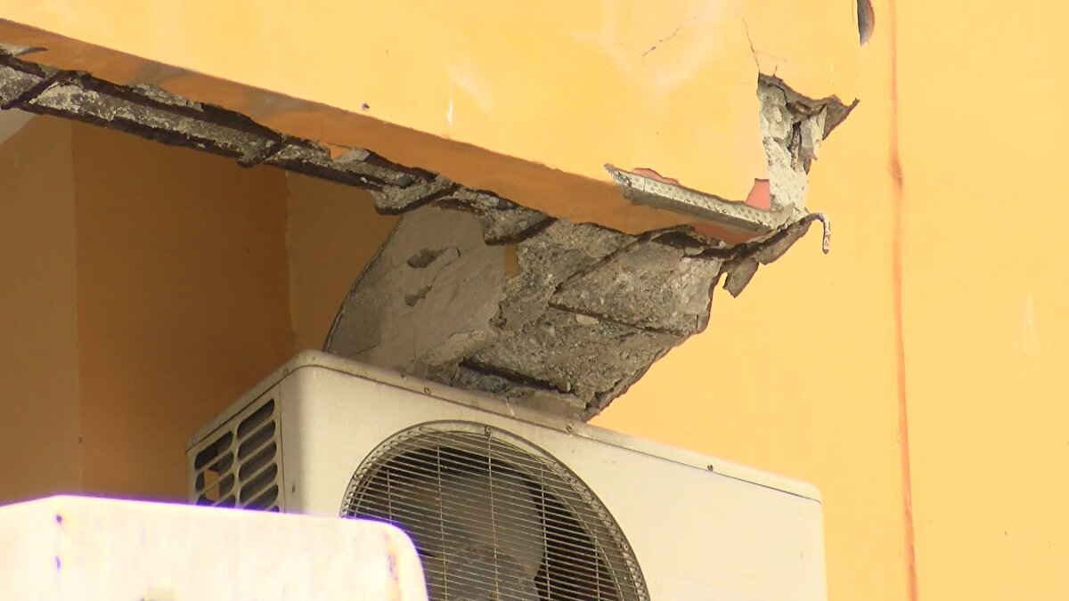 Doktor Muhammet Mustafa Deniz ise "Ben buradan mezunum, 11 senedir bu hastanedeyim. Anılarımız var, böyle olsun istemezdik ama inşallah en kısa sürede yıkıldıktan sonra aynı yerleşke içerisinde çok güzel bir yapılanmamız olur" şeklinde konuştu.